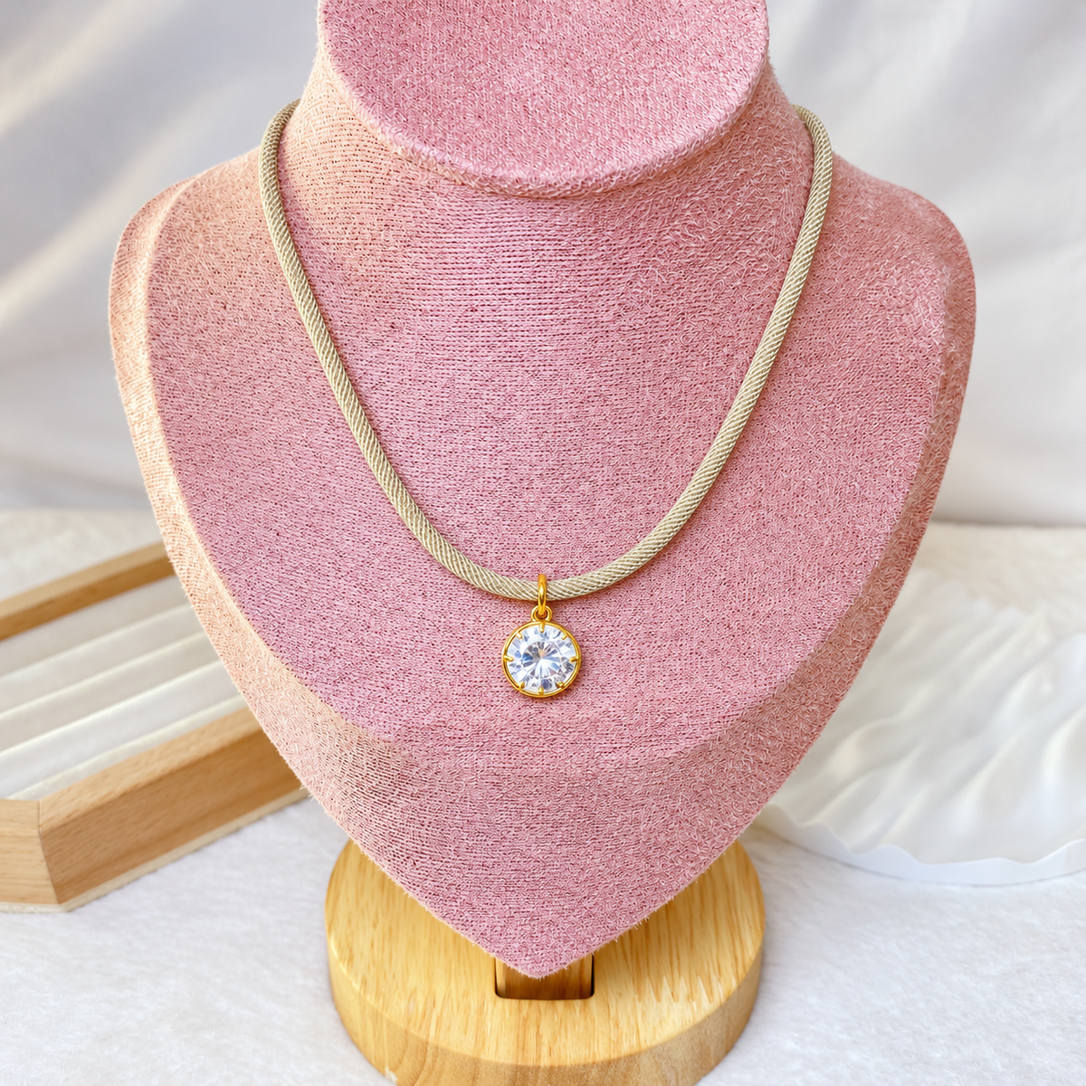 Collar de Cuerda con Dije de Chapa de Oro CC2628-1