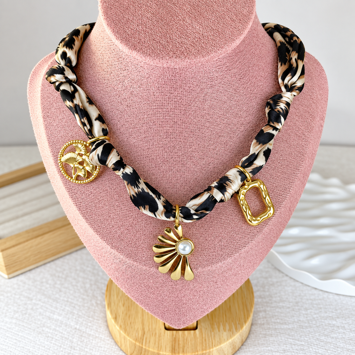 Collar de Tela con Dijes de Acero Inoxidable CAI3187-1