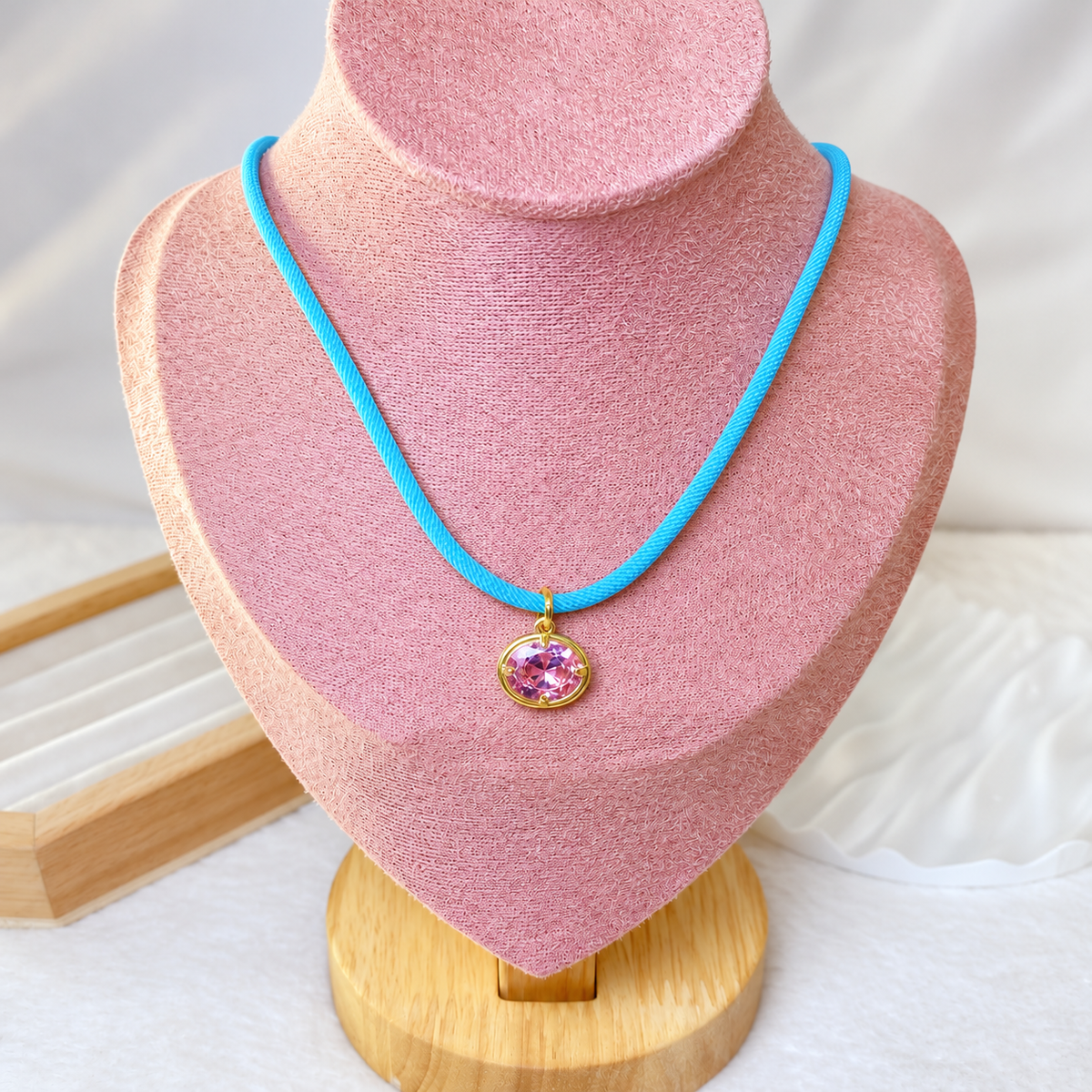 Collar de Cuerda con Dije de Chapa de Oro CC2624-1