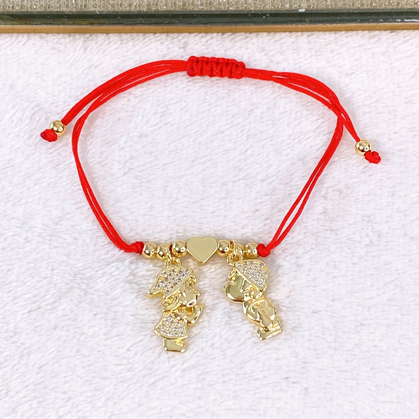 Pulsera de Hilo y Dijes de Chapa de Oro COP1930-1