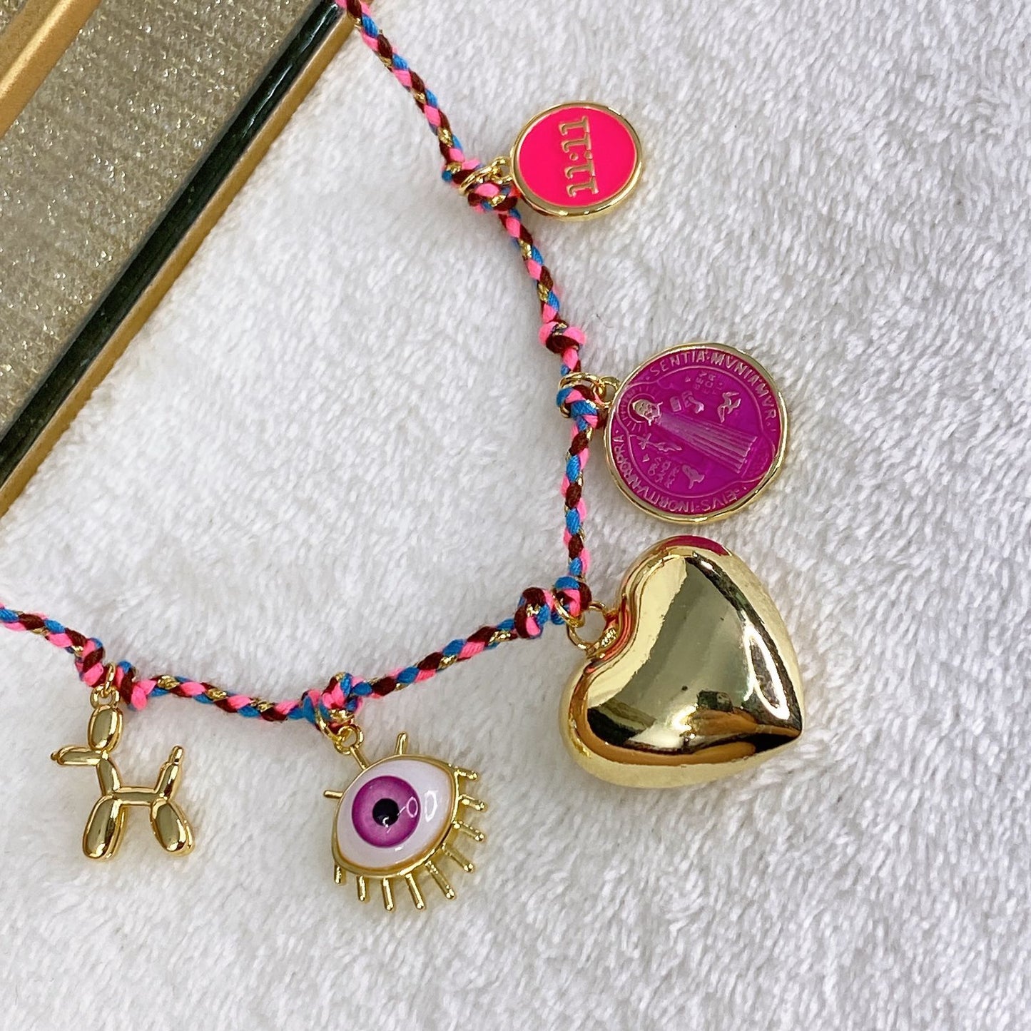 Collar Trenzado con Dijes de Chapa de Oro CC2156-2