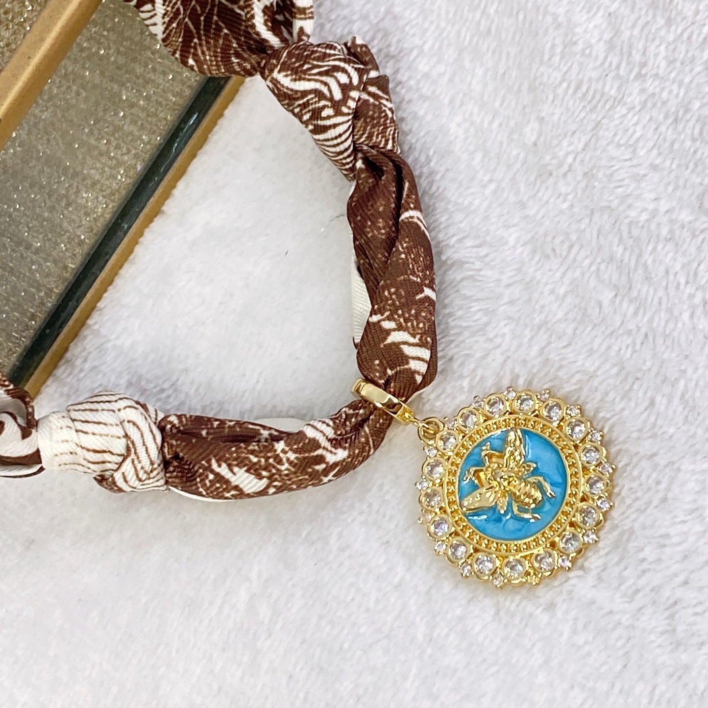 Collar de Tela con Dije de Chapa de Oro CC2155-2