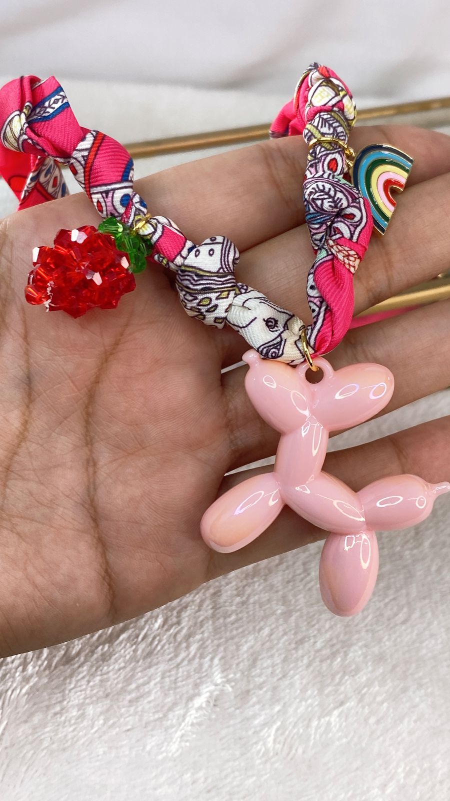 Collar de Tela con Dijes de Resina CB855-1