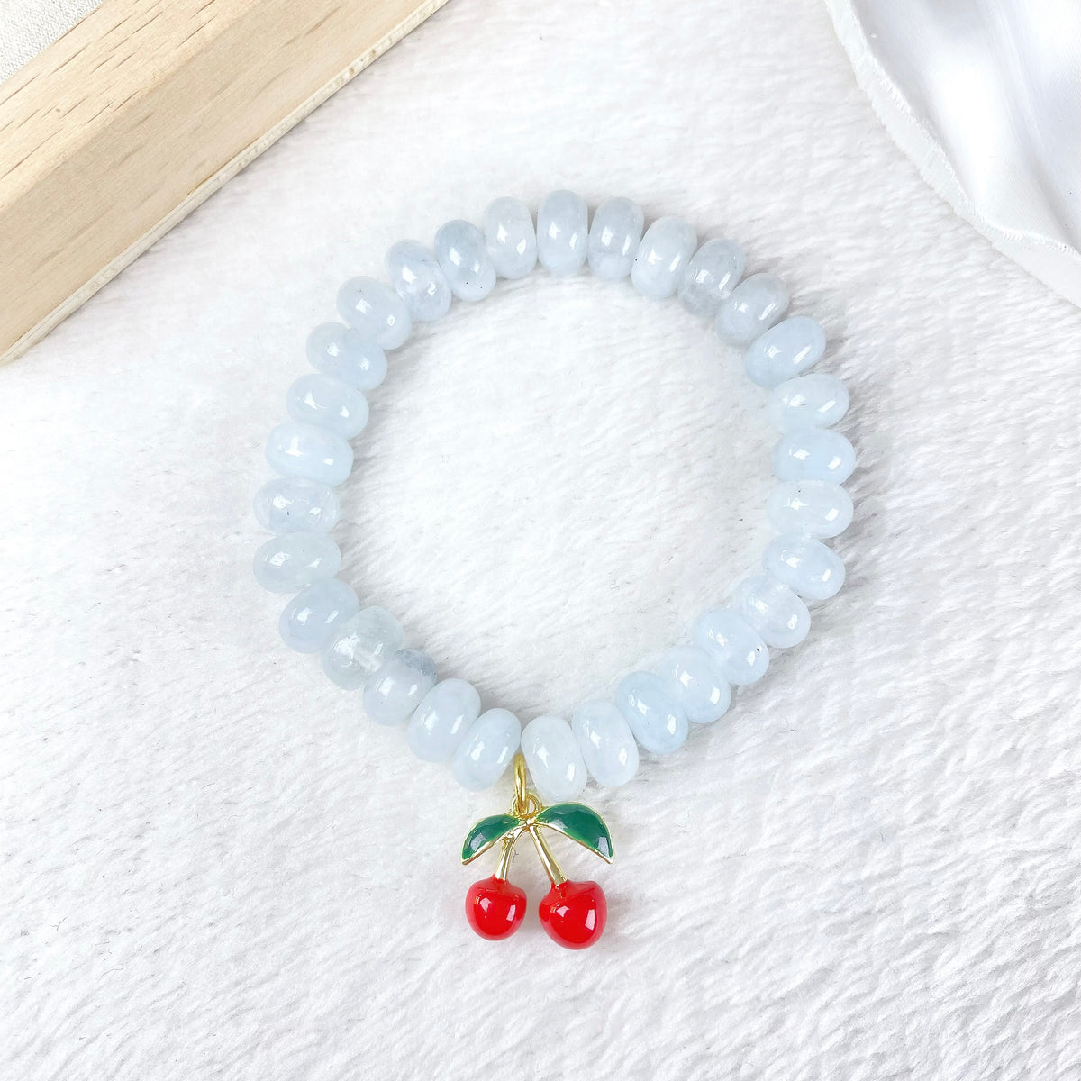 Pulsera de Piedra Natural con Dije de Chapa de Oro COP1970-2