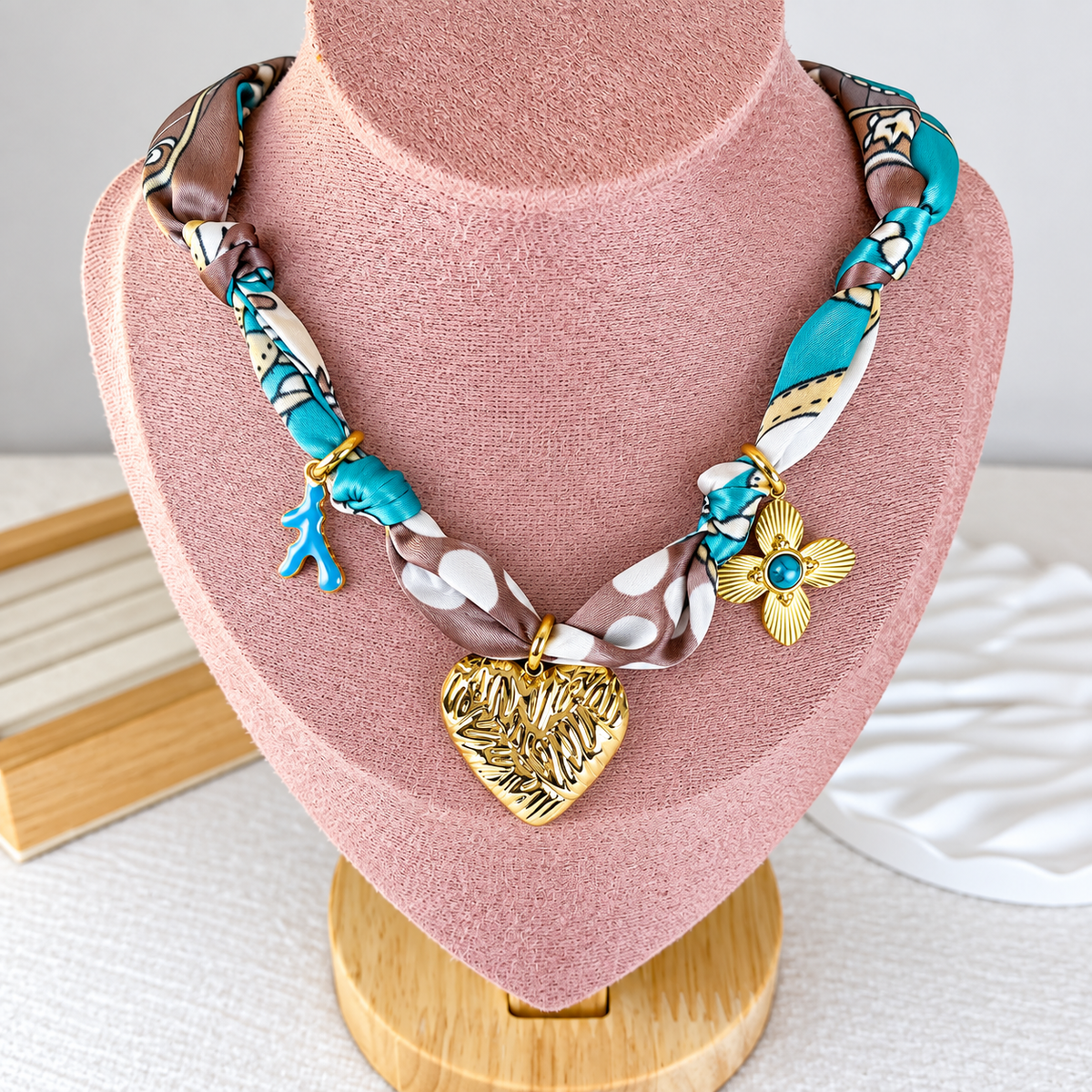 Collar de Tela con Dijes de Acero Inoxidable CAI3184-1