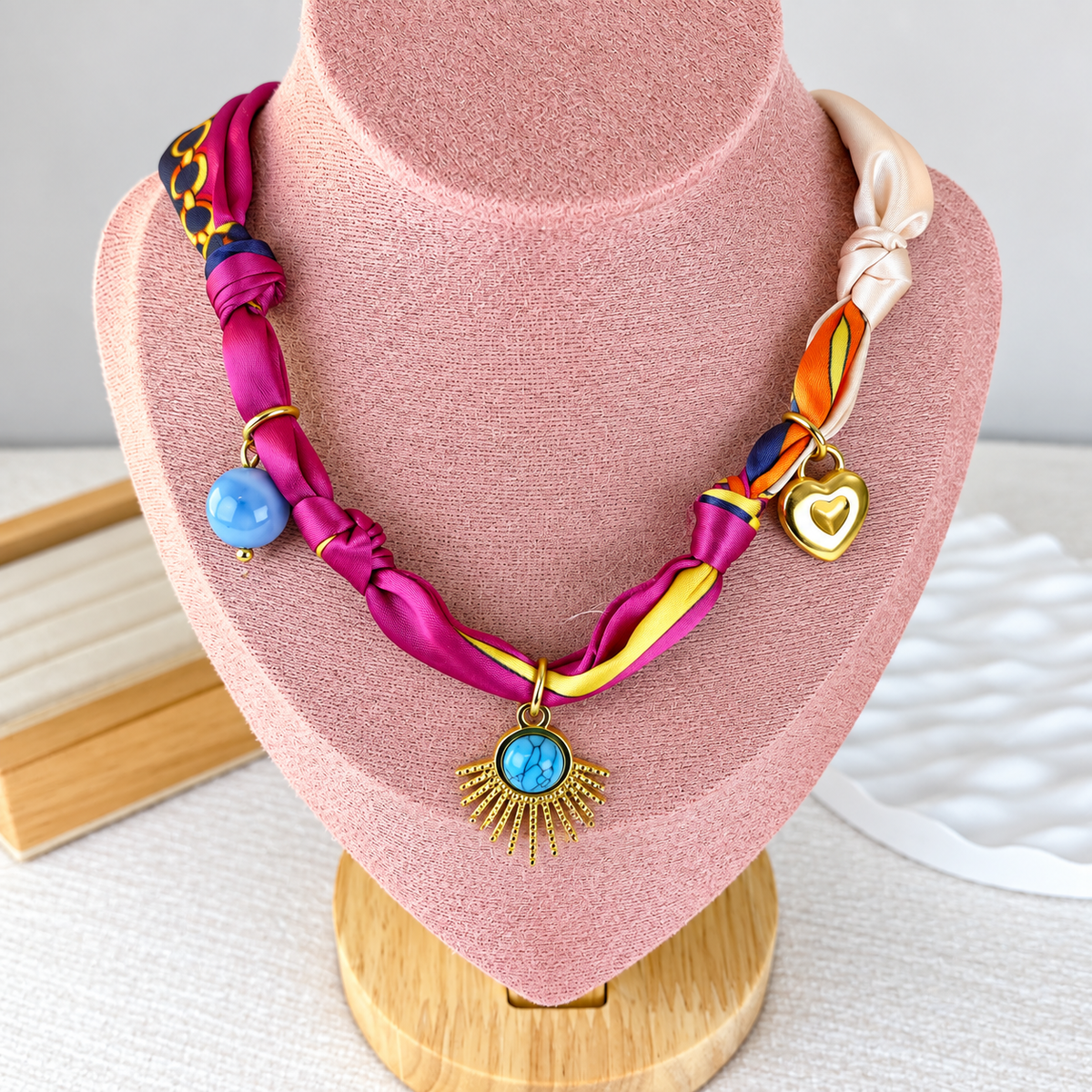 Collar de Tela con Dijes de Acero Inoxidable CAI3192-1