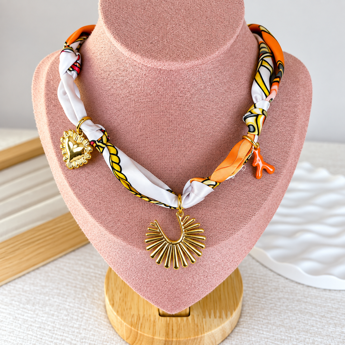 Collar de Tela con Dijes de Acero Inoxidable CAI3191-1
