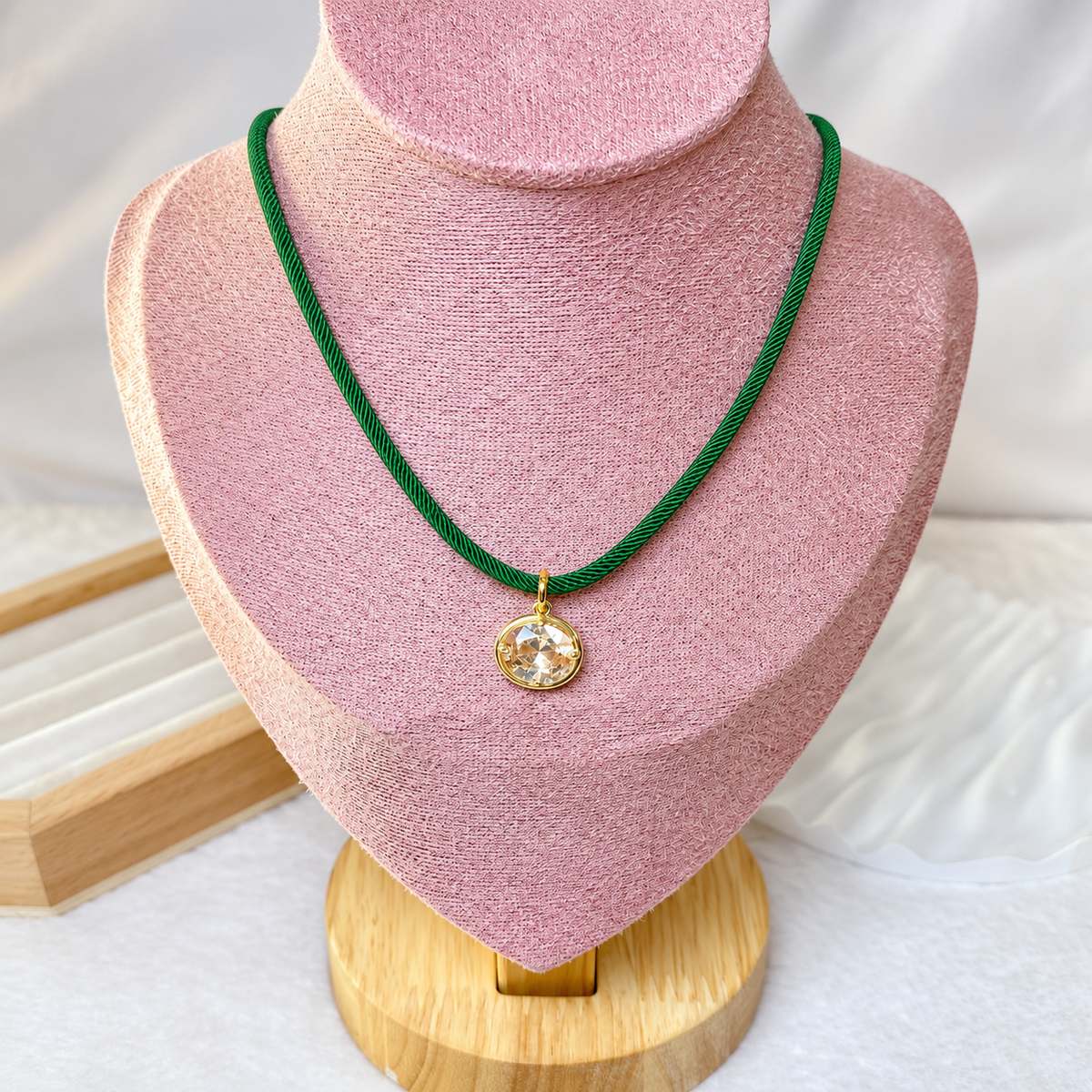 Collar de Cuerda con Dije de Chapa de Oro CC2627-1