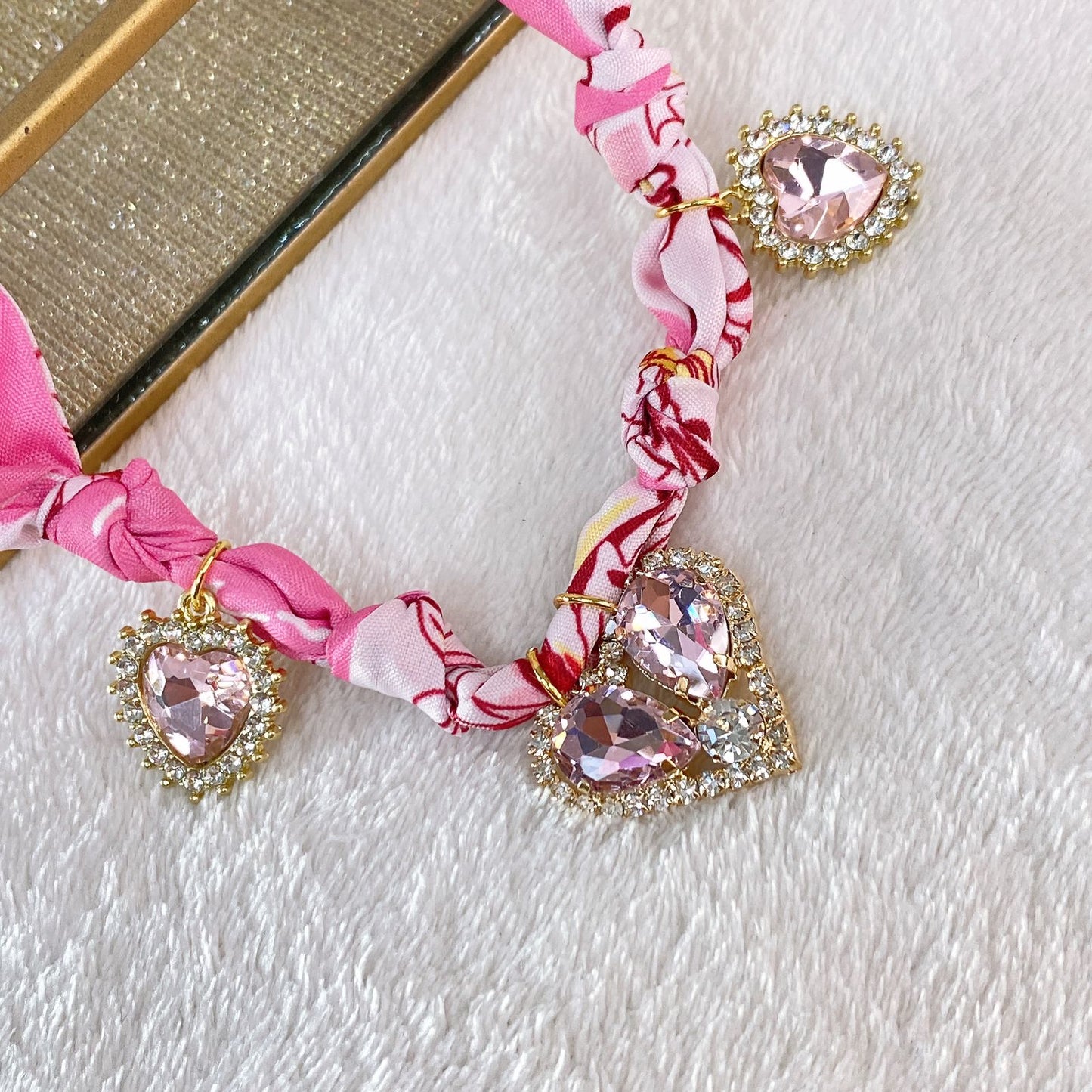 Collar de Tela con Dijes de Aleación CB852-1