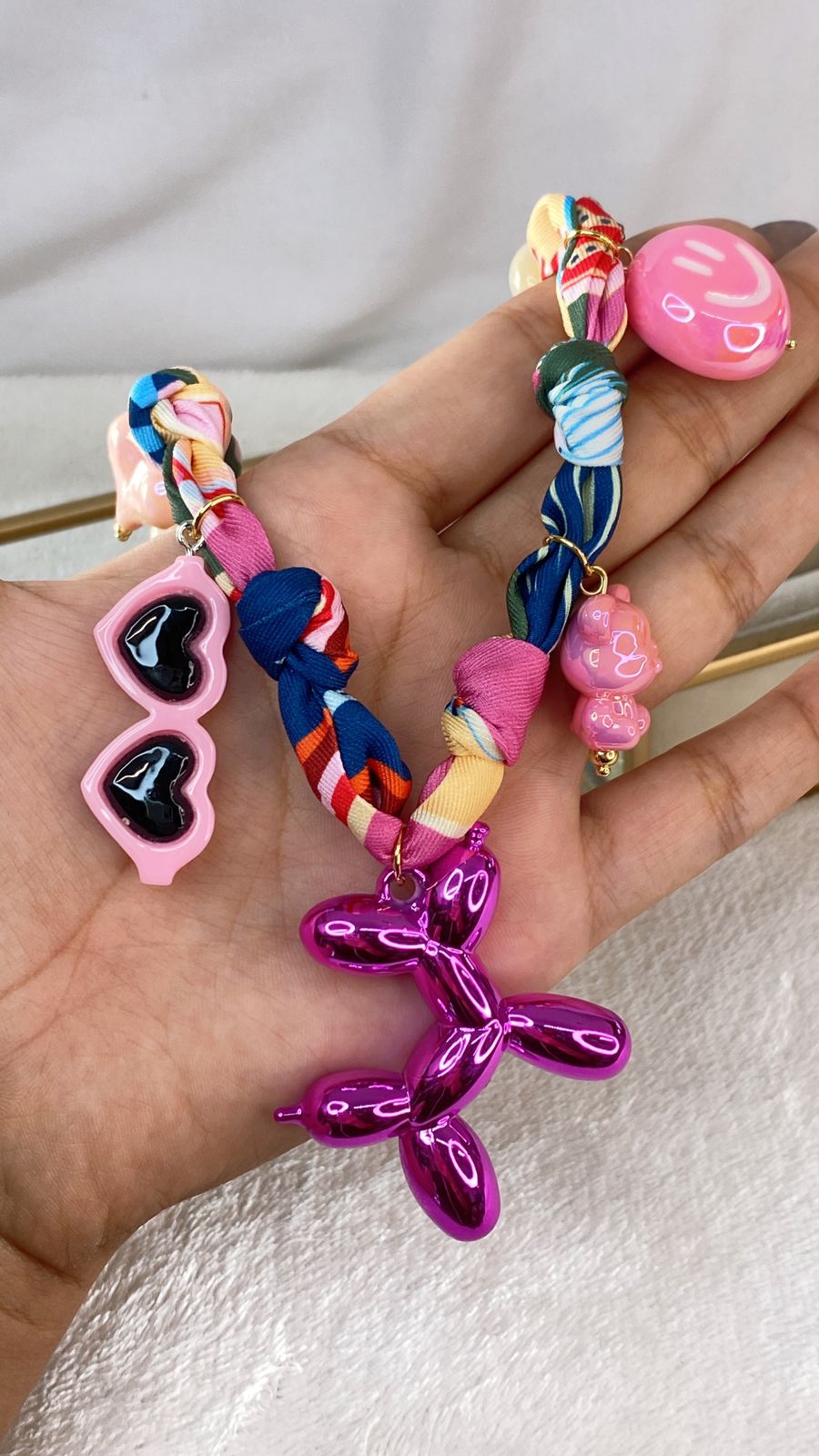 Collar de Tela con Dijes de Resina CB854-1