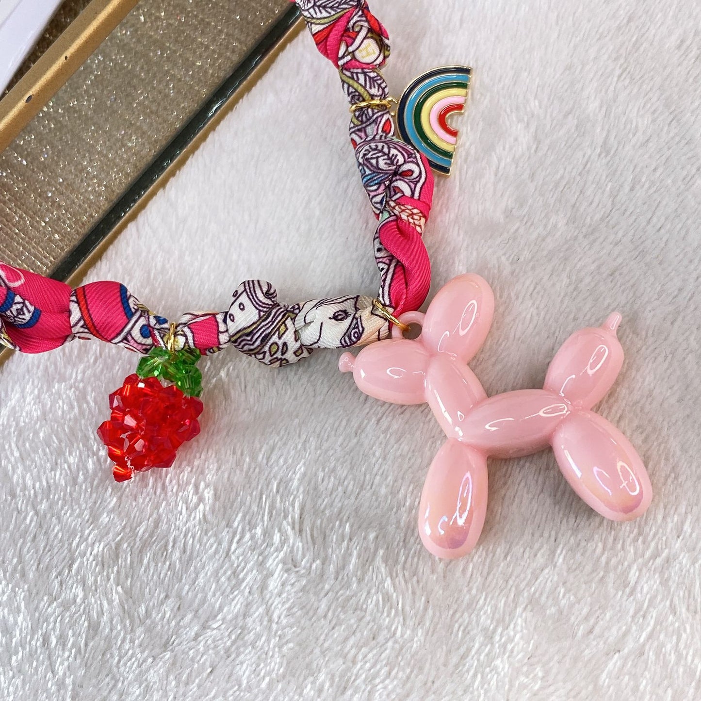 Collar de Tela con Dijes de Resina CB855-1