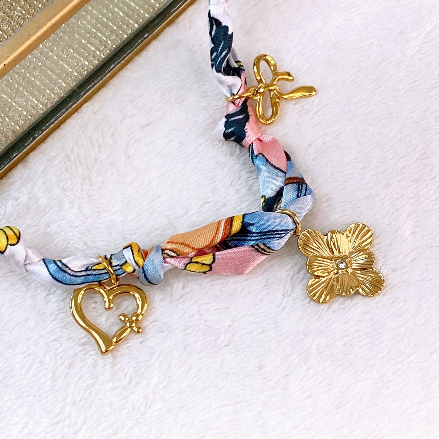 Collar de Tela con Dijes de Acero Inoxidable CAI3190-1