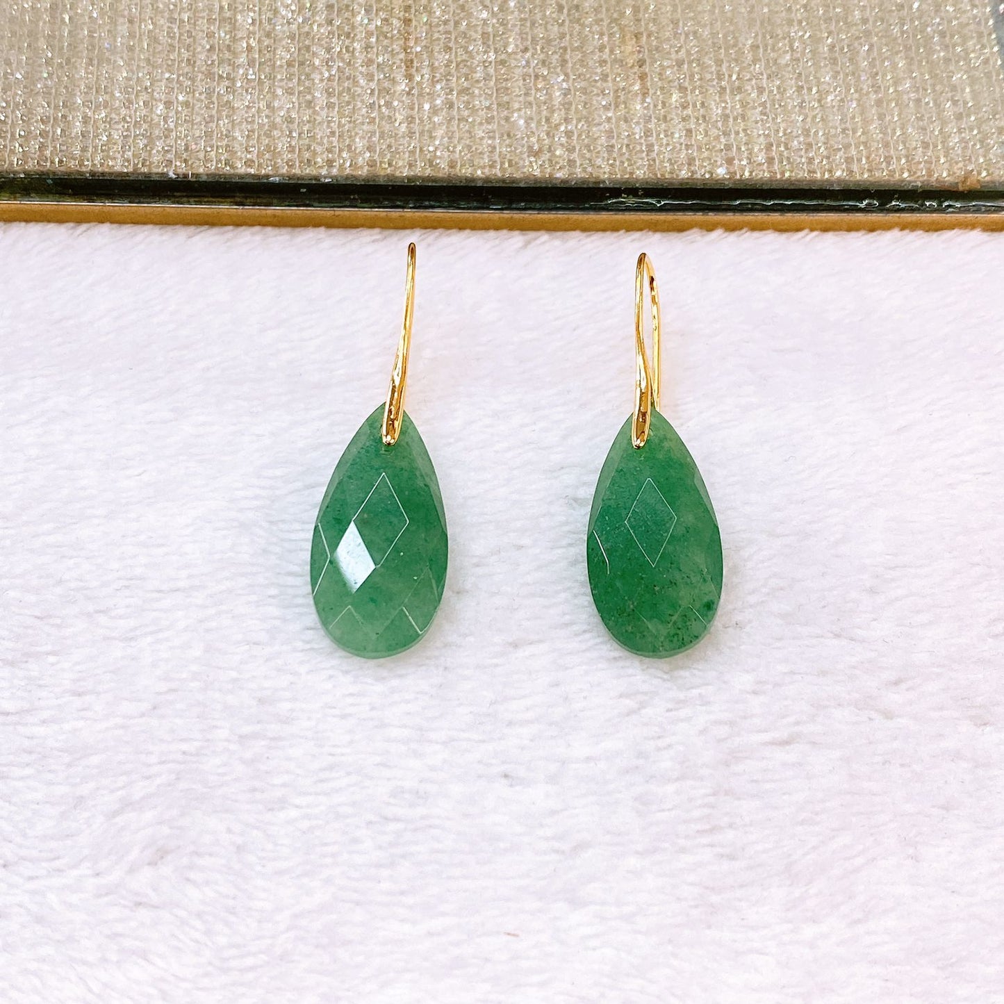 Arete de Chapa de Oro Con Piedra Natural COA2717-2