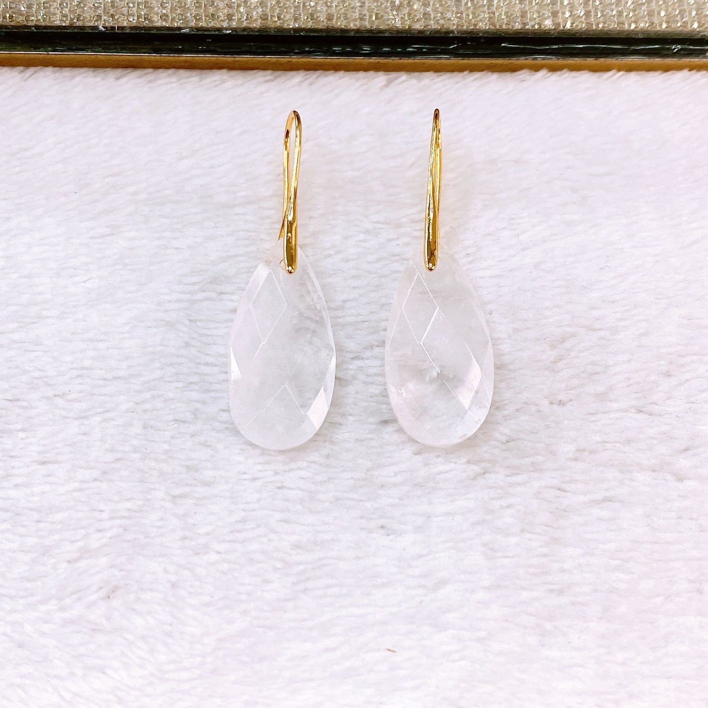 Arete de Chapa de Oro Con Piedra Natural COA2717-1