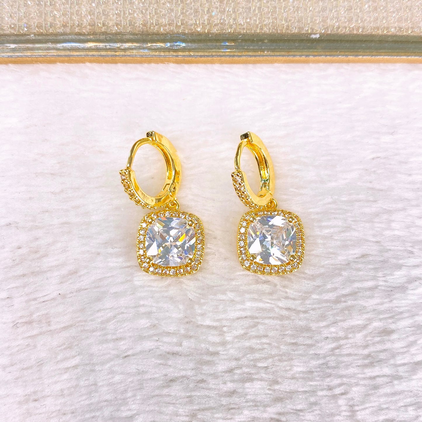 Arete de Chapa de Oro y Zirconias COA2897-1