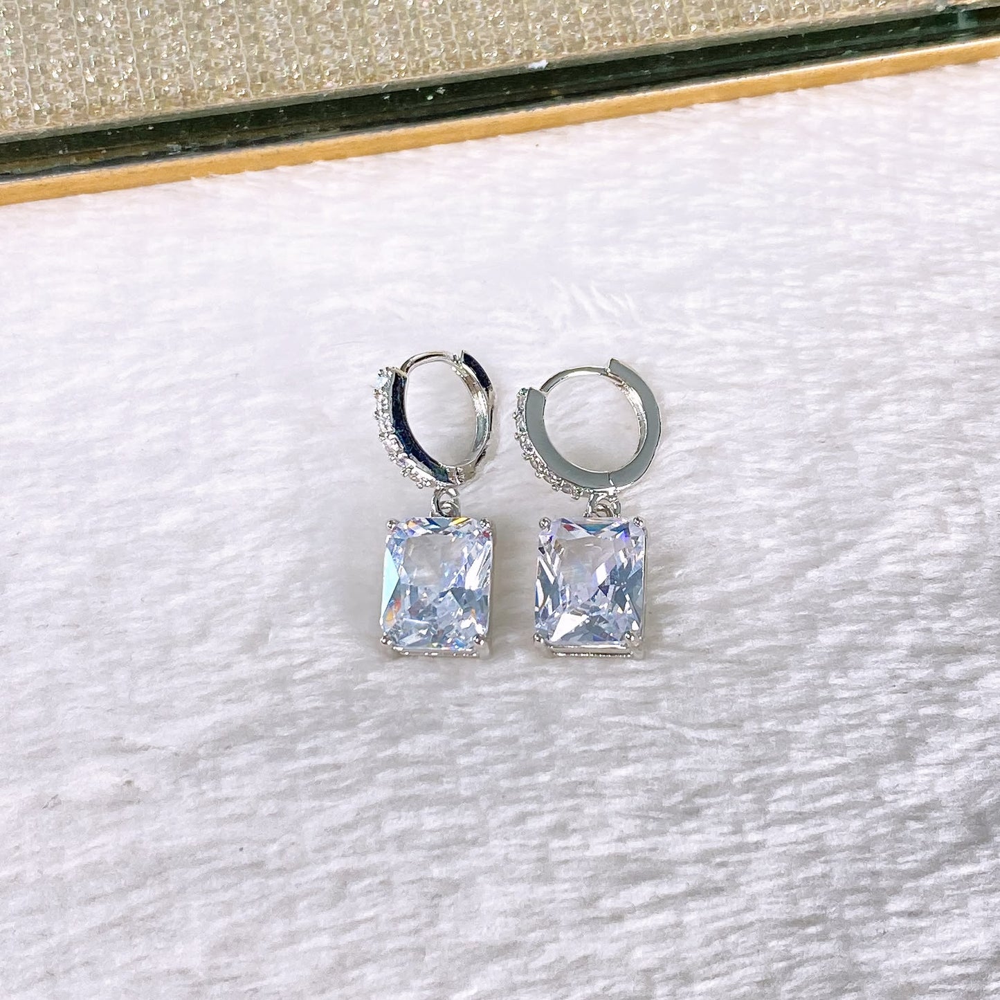 Arete de Chapa de Oro y Zirconia COA2912-1