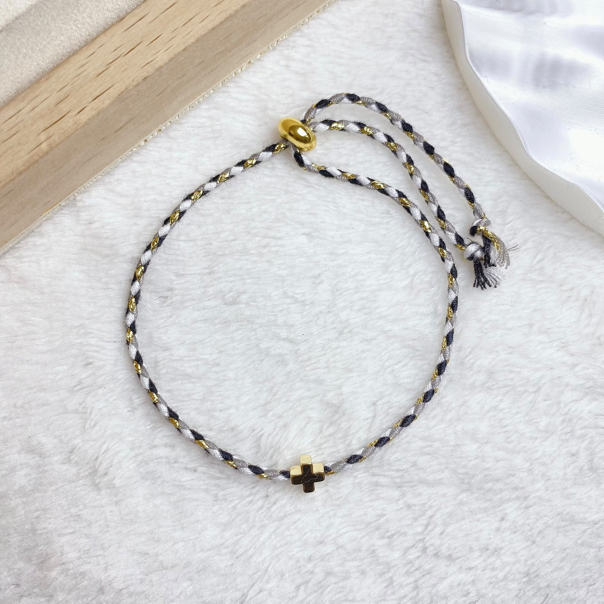 Pulsera Hilo con Chapa de oro COP1992-5