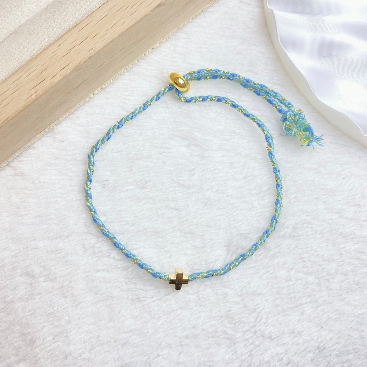 Pulsera Hilo con Chapa de oro COP1992-3