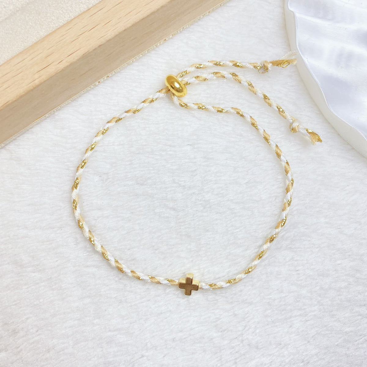 Pulsera Hilo con Chapa de oro COP1992-1