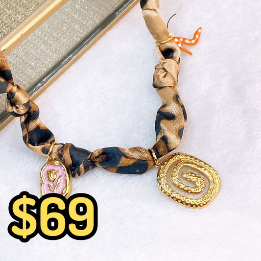 Collar de Tela con Dijes de Acero Inoxidable CAI3185-1